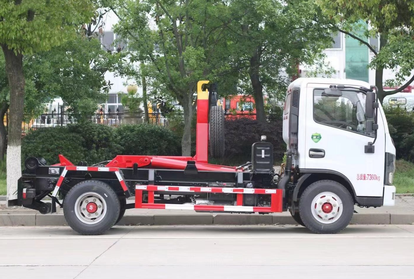 東風(fēng)多利卡D6勾臂垃圾車 7方