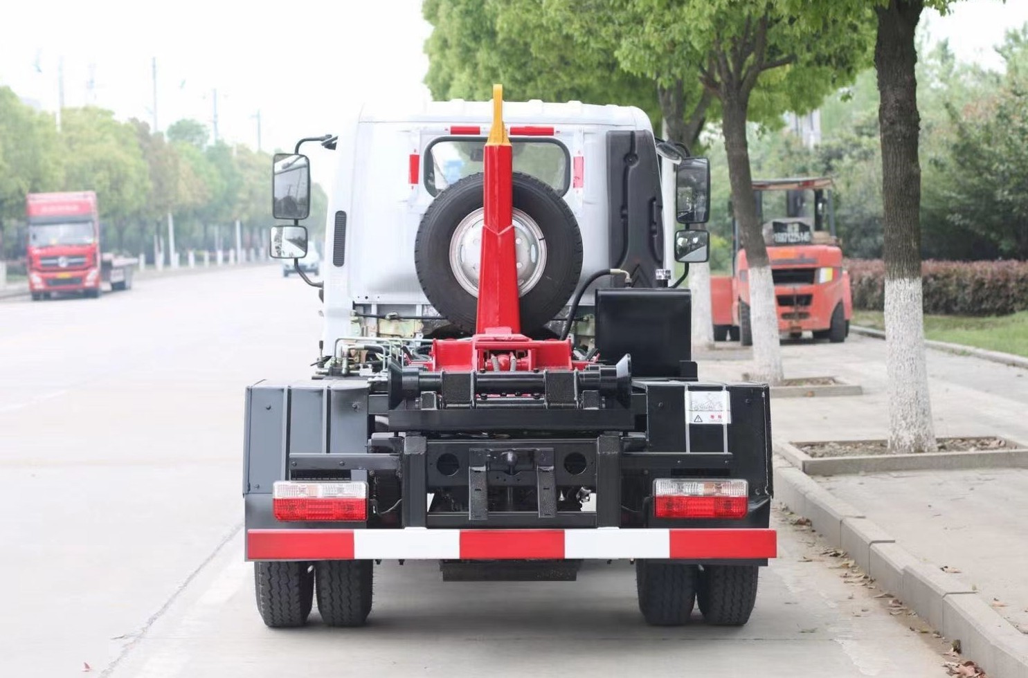 東風(fēng)多利卡D6勾臂垃圾車 7方