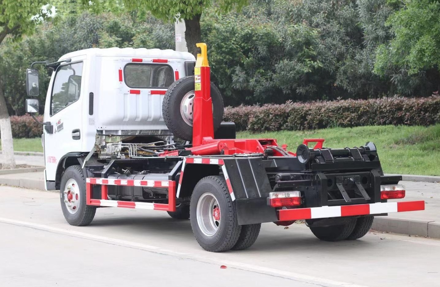 東風(fēng)多利卡D6勾臂垃圾車 7方