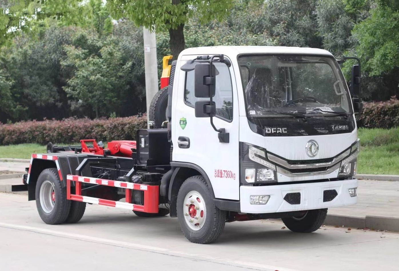 東風(fēng)多利卡D6勾臂垃圾車 7方