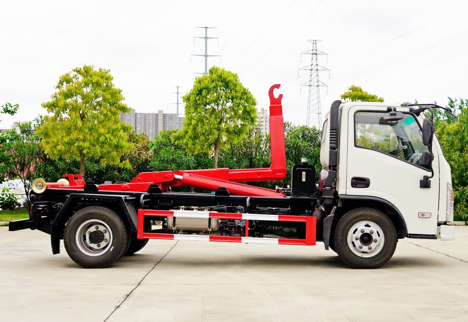 大運(yùn)翼途藍(lán)牌(地下室)勾臂垃圾車 7方建筑垃圾箱