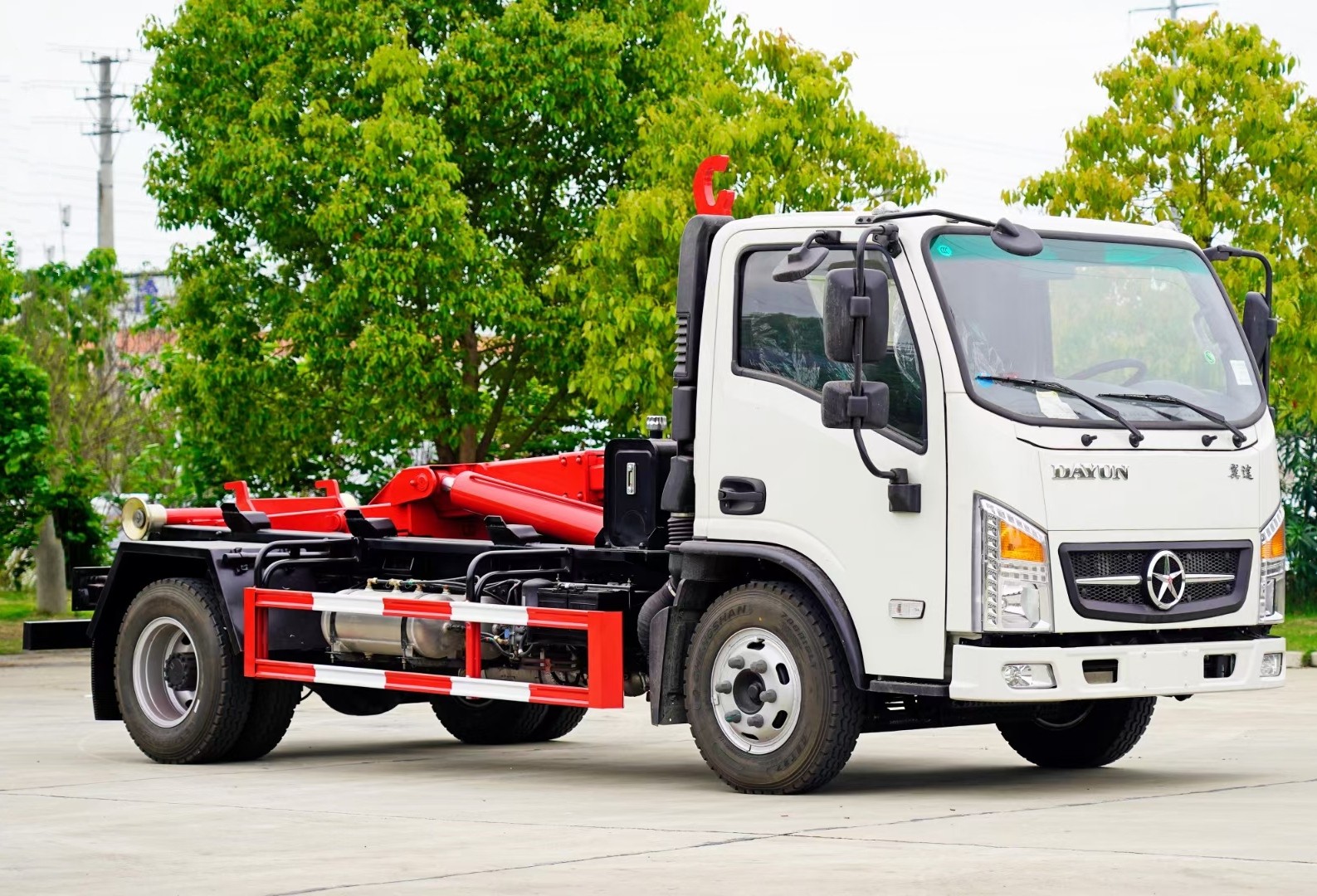 大運(yùn)翼途藍(lán)牌(地下室)勾臂垃圾車 7方建筑垃圾箱