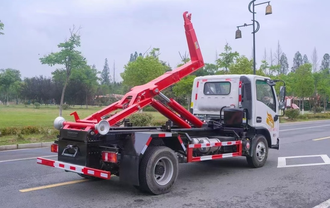 重汽豪曼藍(lán)牌(地庫(kù))勾臂垃圾車(chē) 7方建筑垃圾箱  