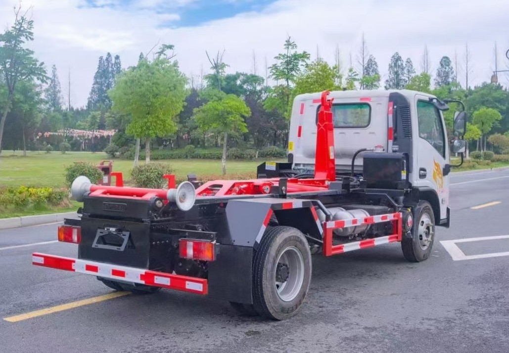 重汽豪曼藍(lán)牌(地庫(kù))勾臂垃圾車(chē) 7方建筑垃圾箱  