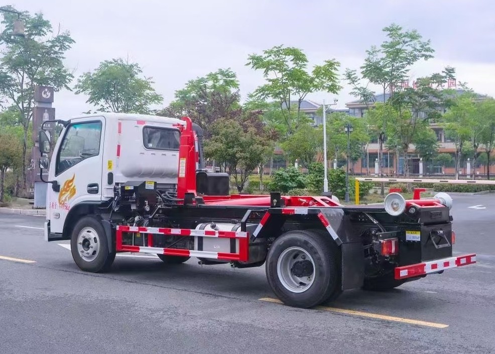 重汽豪曼藍(lán)牌(地庫(kù))勾臂垃圾車(chē) 7方建筑垃圾箱  