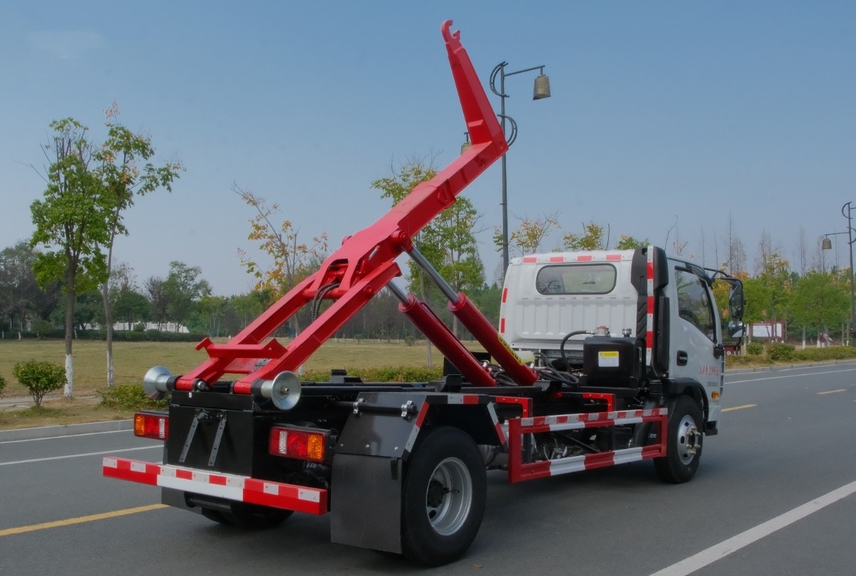 躍進(jìn)藍(lán)牌(地庫(kù))勾臂垃圾車 7方建筑垃圾箱  