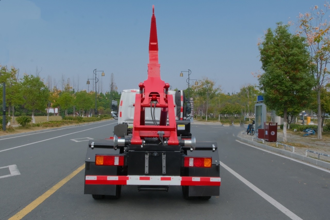 躍進(jìn)藍(lán)牌(地庫(kù))勾臂垃圾車 7方建筑垃圾箱  