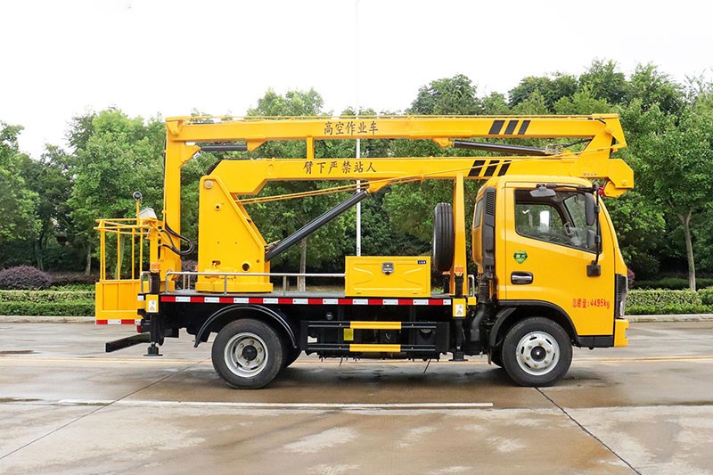 東風(fēng)D6多利卡13.5米高空作業(yè)車