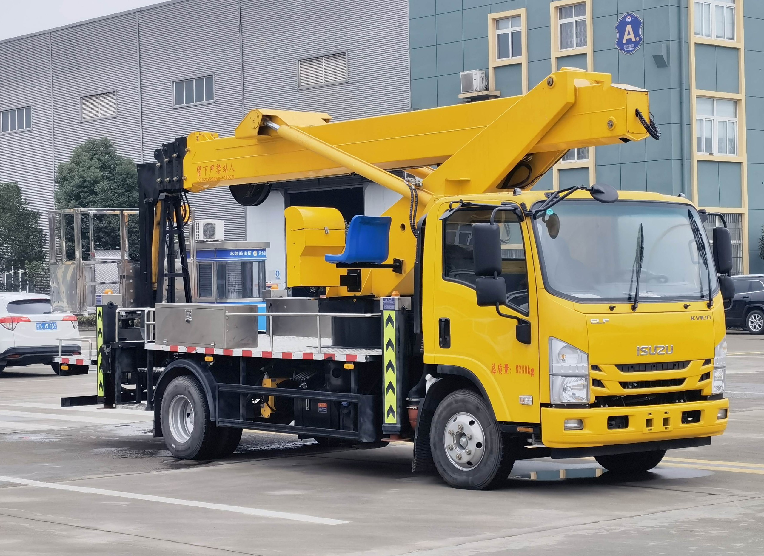 慶鈴五十鈴KV100直臂式32米高空作業(yè)車