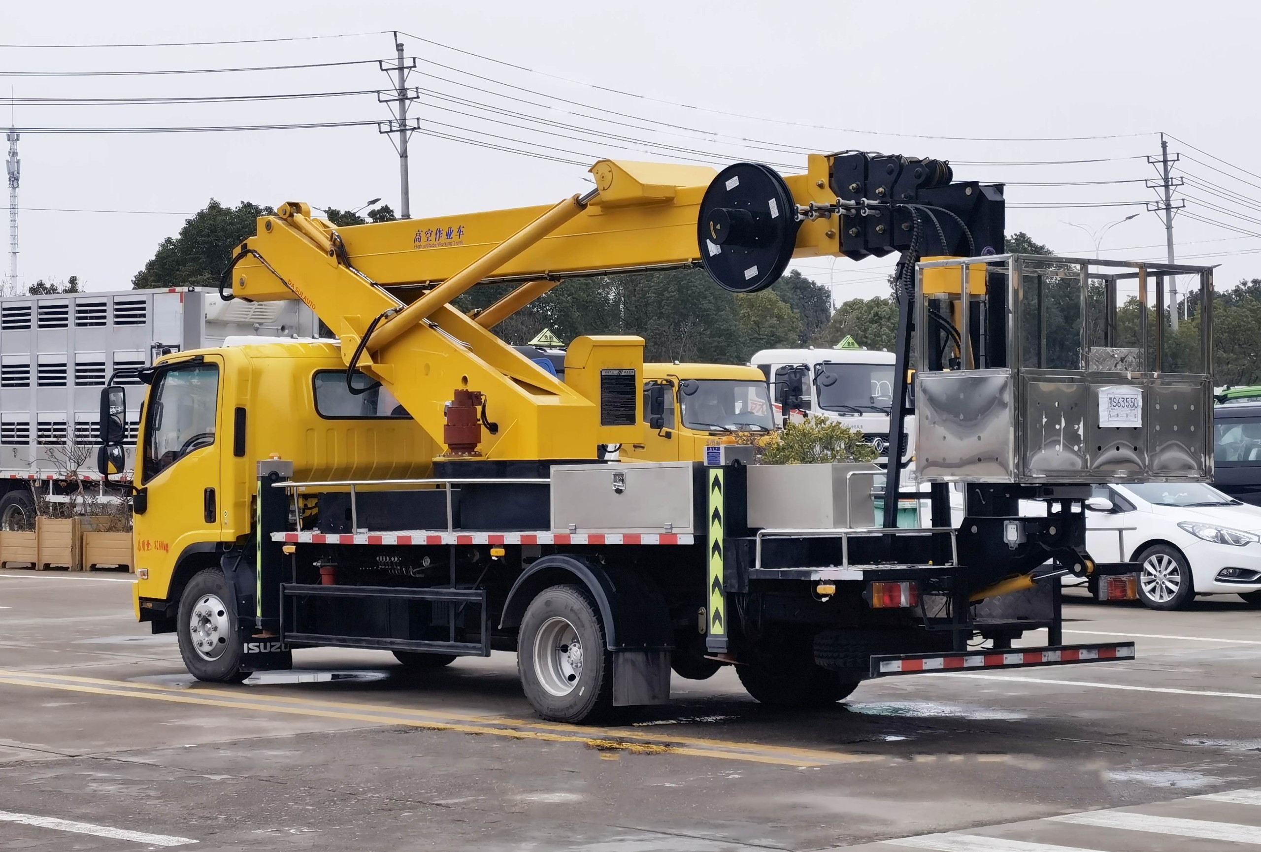 慶鈴五十鈴KV100直臂式32米高空作業(yè)車