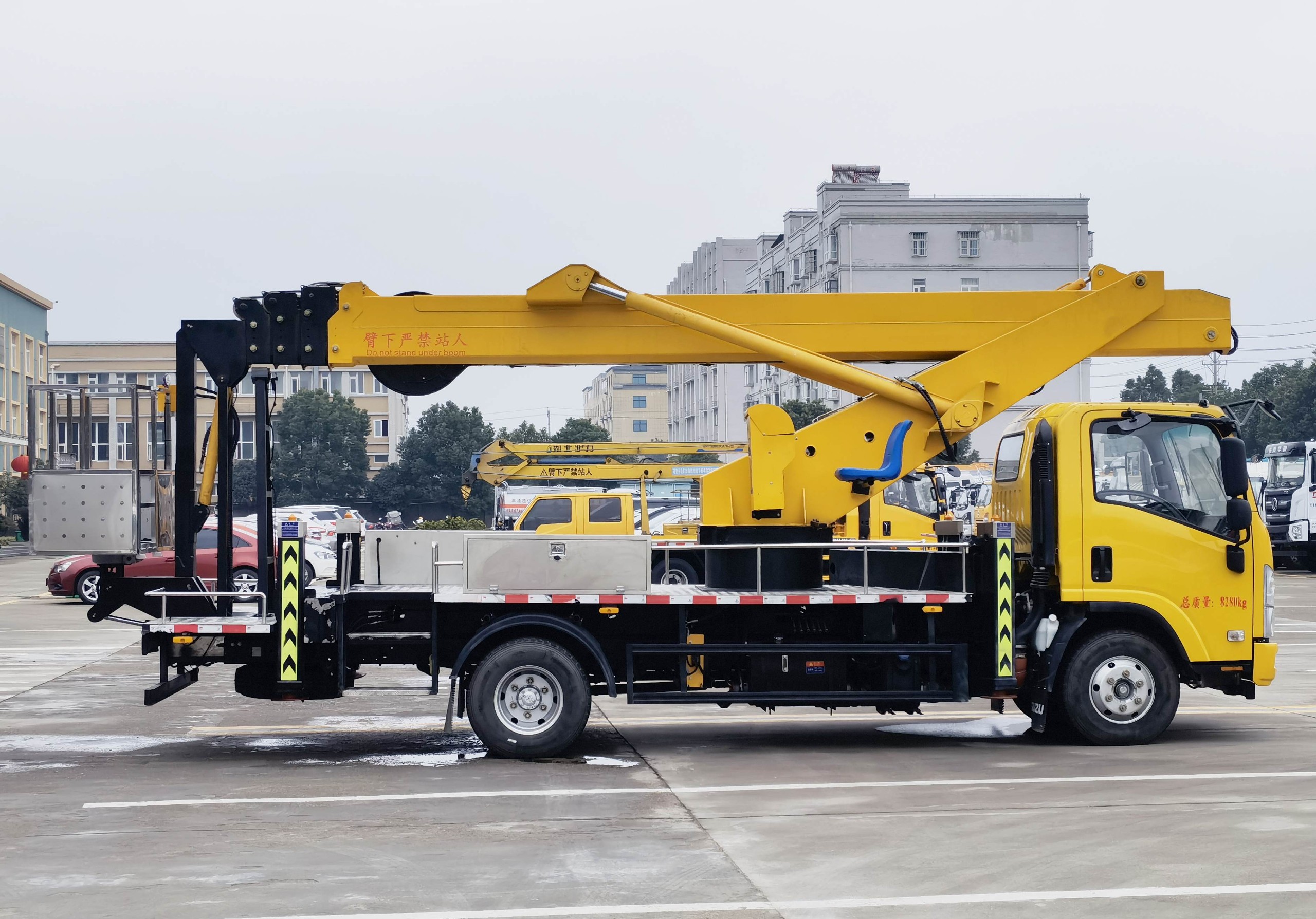 慶鈴五十鈴KV100直臂式32米高空作業(yè)車